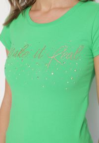 Born2be - Zielony Bawełniane T-shirt z Cyrkoniami i Napisem Readia. Okazja: na co dzień. Kolor: zielony. Materiał: bawełna. Wzór: napisy. Styl: klasyczny, casual #5