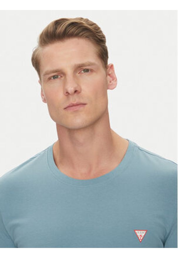 Guess T-Shirt M2YI24 J1314 Niebieski Slim Fit. Kolor: niebieski. Materiał: bawełna
