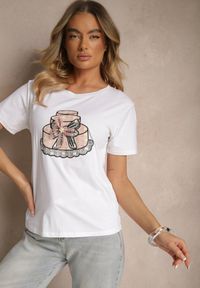 Renee - Biały Bawełniany T-shirt z Kokardą 3D i Nadrukiem Tortu Sanaviela. Okazja: na co dzień. Typ kołnierza: kokarda. Kolor: biały. Materiał: bawełna. Wzór: nadruk. Styl: klasyczny, casual, elegancki #5