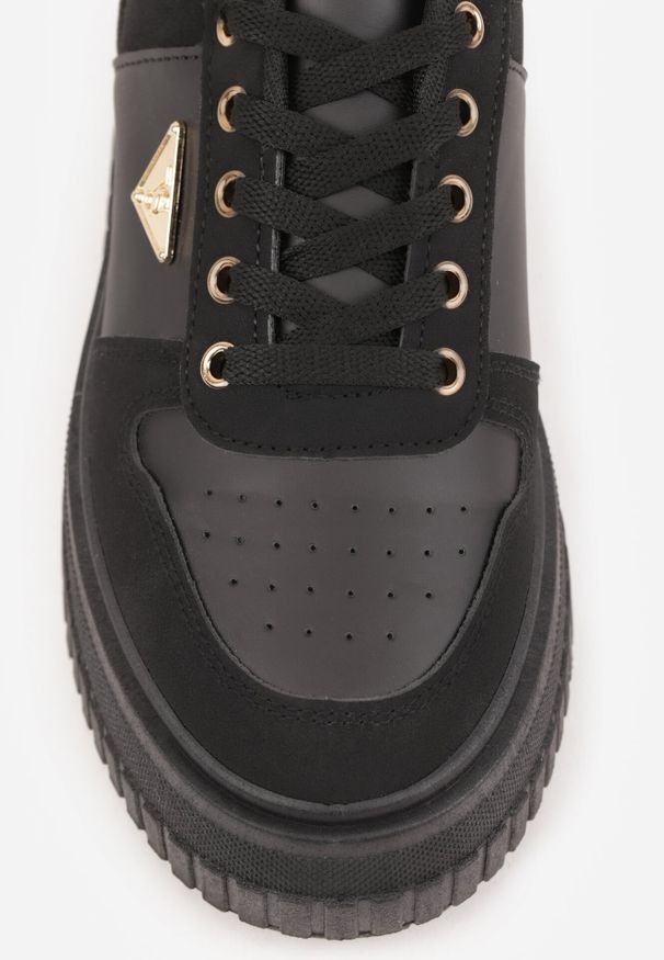 Born2be - Czarne Sneakersy Vices na Grubej Podeszwie z Tłoczeniem i Aplikacją Trójkąta Woriri. Nosek buta: okrągły. Zapięcie: sznurówki. Kolor: czarny. Materiał: jeans. Wzór: aplikacja