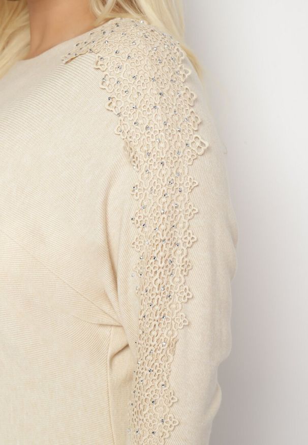 Born2be - Jasnobeżowa Bluzka z Wiskozą i Bawełną o Kroju Nietoperza Ozdobiona Koronką i Cyrkoniami Erisele. Okazja: na co dzień. Kolor: beżowy. Materiał: wiskoza, bawełna, koronka. Wzór: aplikacja, koronka. Styl: casual