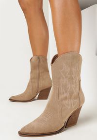 Born2be - Beżowe Botki Kowbojki na Stożku Ozdobione Haftem Torinora. Nosek buta: szpiczasty. Zapięcie: zamek. Kolor: beżowy. Materiał: materiał. Wzór: haft, aplikacja. Sezon: jesień, zima. Obcas: na stożku. Styl: klasyczny. Wysokość obcasa: średni #1