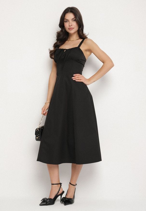 Born2be - Czarna Rozkloszowana Gorsetowa Sukienka Vices Ozdobiona Wiązaniem Ralethea. Typ kołnierza: dekolt gorset. Kolor: czarny. Długość rękawa: na ramiączkach. Wzór: aplikacja. Typ sukienki: gorsetowe. Styl: elegancki