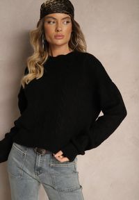 Renee - Czarny Sweter z Dekoltem na Plecach z Ozdobnym Splotem Torleana. Okazja: na co dzień. Typ kołnierza: dekolt na plecach. Kolor: czarny. Materiał: jeans. Długość rękawa: długi rękaw. Długość: długie. Wzór: ze splotem. Styl: klasyczny, casual, elegancki