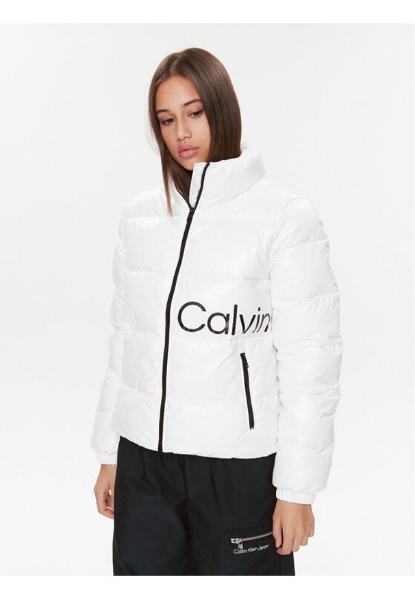 Calvin Klein Jeans Kurtka puchowa J20J221885 Biały Slim Fit. Kolor: biały. Materiał: puch, syntetyk