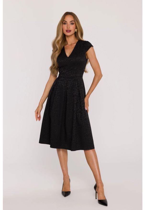 MOE - Żakardowa sukienka wieczorowa rozkloszowana czarna. Okazja: na wesele, na ślub cywilny, na imprezę. Kolor: czarny. Materiał: żakard. Styl: wizytowy