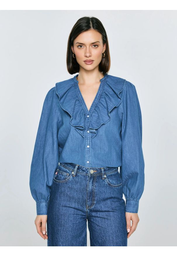 Big-Star - Koszula damska jeansowa niebieska Irina 392. Typ kołnierza: kołnierzyk stójkowy, dekolt w kształcie V. Kolor: niebieski. Materiał: jeans. Długość rękawa: długi rękaw. Długość: długie