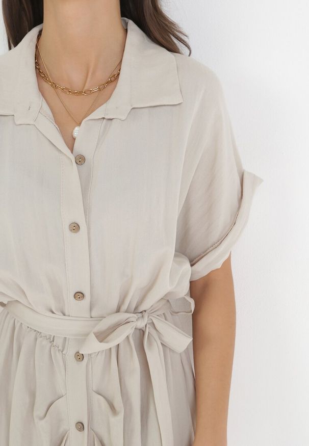 Born2be - Jasnobeżowa Koszulowa Sukienka Midi z Gumką w Talii i Materiałowym Paskiem z Wiskozy Skeisa. Kolor: beżowy. Materiał: wiskoza, materiał. Typ sukienki: koszulowe. Długość: midi