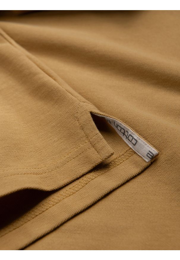 Ombre Clothing - Męska jednokolorowa koszulka polo BASIC z dzianiny pique - musztardowa V8 - Rozmiar: M. Okazja: na co dzień. Typ kołnierza: polo. Kolor: żółty. Materiał: dzianina. Wzór: haft, aplikacja, jednolity. Styl: sportowy, wizytowy, casual