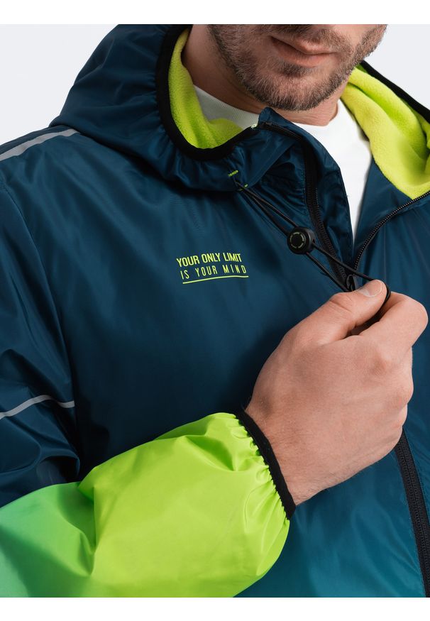 Ombre Clothing - Sportowa kurtka męska ombre z odblaskami i polarową podszewką – turkusowo-limonkowa V1. Kolor: turkusowy. Materiał: polar. Wzór: nadruk, napisy, gradientowy. Styl: sportowy