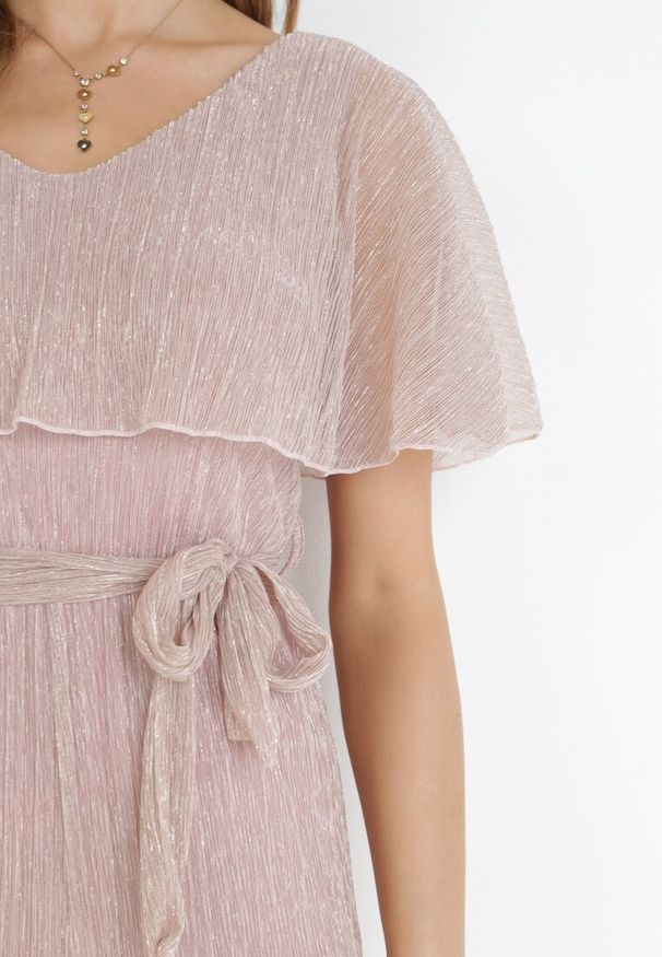 Born2be - Różowy Kombinezon z Ozdobną Narzutką i Gumką w Pasie Ophisima. Kolor: różowy. Materiał: materiał, tkanina. Długość rękawa: bez rękawów. Długość: krótkie. Styl: wizytowy