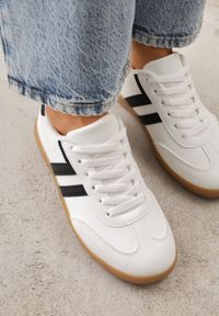 Born2be - Białe Sneakersy w Stylu Kultowych Tenisówek Genenor. Okazja: na spacer. Kolor: biały. Materiał: jeans, dresówka. Sport: turystyka piesza #5