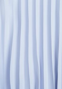 Born2be - Jasnoniebieska Rozkloszowana Sukienka Midi Plisowana z Materiałowym Paskiem Varethia. Kolor: niebieski. Materiał: materiał. Wzór: aplikacja. Długość: midi #4