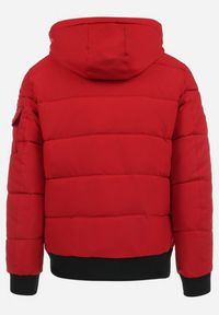 Born2be - Czerwona Pikowana Kurtka z Odpinanym Kapturem Amiotte. Kolor: czerwony. Wzór: aplikacja #7