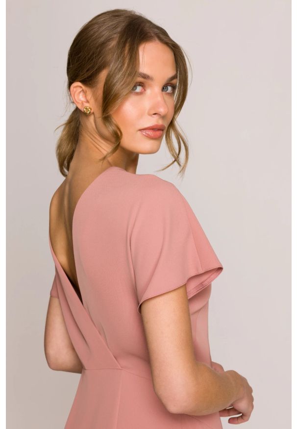Stylove - Elegancka sukienka ołówkowa z dekoltem V z tyłu różana. Okazja: na spotkanie biznesowe. Typ kołnierza: dekolt kopertowy, dekolt w kształcie V. Kolor: różowy. Materiał: tkanina, elastan. Długość rękawa: krótki rękaw. Typ sukienki: ołówkowe. Styl: elegancki. Długość: midi