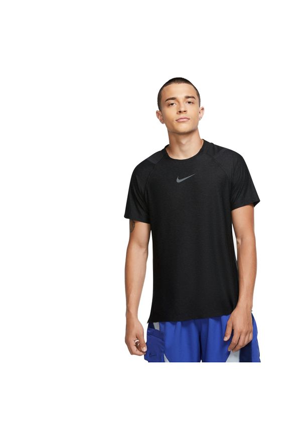 Koszulka treningowa męska Nike Pro CU4989. Materiał: materiał, włókno, skóra, bawełna, poliester. Długość rękawa: raglanowy rękaw. Technologia: Dri-Fit (Nike). Sport: fitness