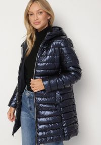Born2be - Granatowa Pikowana Kurtka Dwustronna z Kapturem Alarrise. Okazja: na spacer. Typ kołnierza: kaptur. Kolor: niebieski. Materiał: skóra, jeans. Wzór: gładki #1