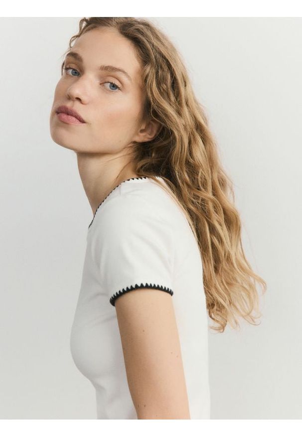 Reserved - Bluzka z kontrastową lamówką - złamana biel. Materiał: bawełna, dzianina