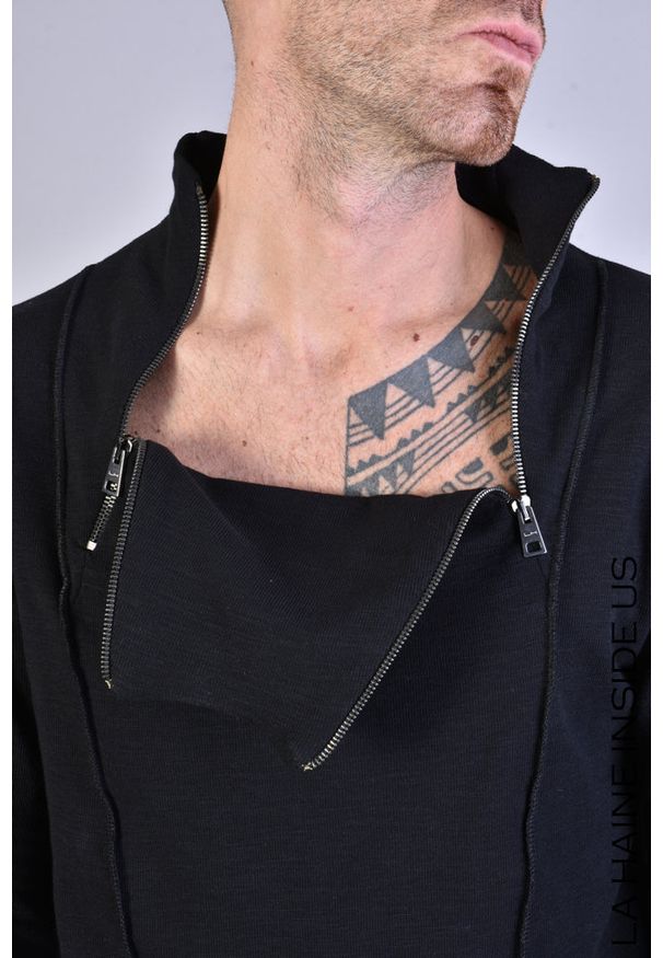 La Haine Inside Us Sweter "LM059" | A2308 3J LM059 | Mężczyzna | Czarny. Okazja: na co dzień. Typ kołnierza: kołnierzyk stójkowy. Kolor: czarny. Materiał: bawełna. Wzór: aplikacja. Styl: casual