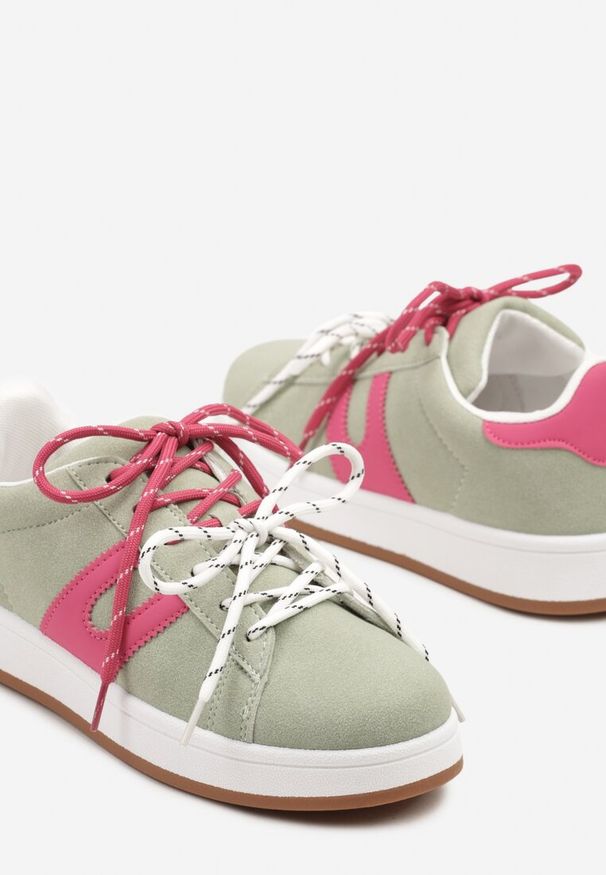 Renee - Zielono-Fuksjowe Sneakersy Ozdobione Geometrycznym Motywem Telindrela. Okazja: na co dzień. Kolor: zielony. Materiał: jeans. Wzór: aplikacja, geometria