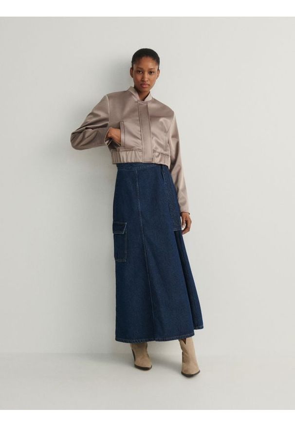 Reserved - Jeansowa spódnica maxi z kieszenią - granatowy. Kolor: niebieski. Materiał: jeans