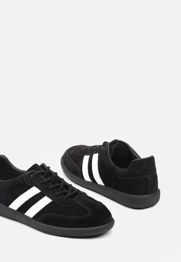 Renee - Czarno-Białe Płaskie Sneakersy ze Skóry Naturalnej z Ozdobnymi Paskami Nelarielis. Okazja: na spacer, na co dzień. Zapięcie: pasek. Kolor: czarny. Materiał: skóra. Wzór: paski. Sport: turystyka piesza