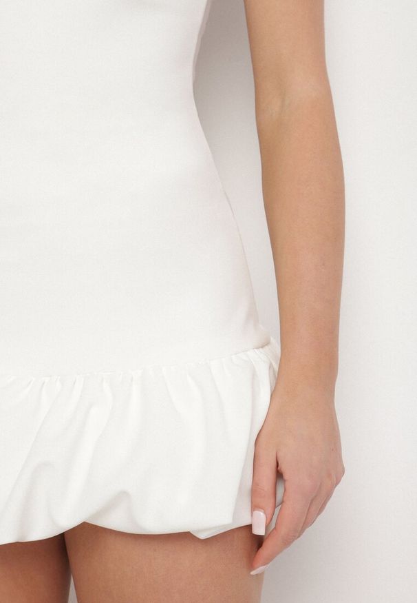 Born2be - Biały Taliowany Kombinezon Ozdobiony Falbanką Semiriela. Okazja: na co dzień. Kolor: biały. Wzór: aplikacja. Styl: casual, klasyczny