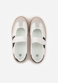 Born2be - Białe Tenisówki w Stylu Balerinek z Zapięciem na Rzep Talwan. Okazja: na spacer, na co dzień. Zapięcie: rzepy. Kolor: biały. Materiał: jeans. Sport: turystyka piesza #2