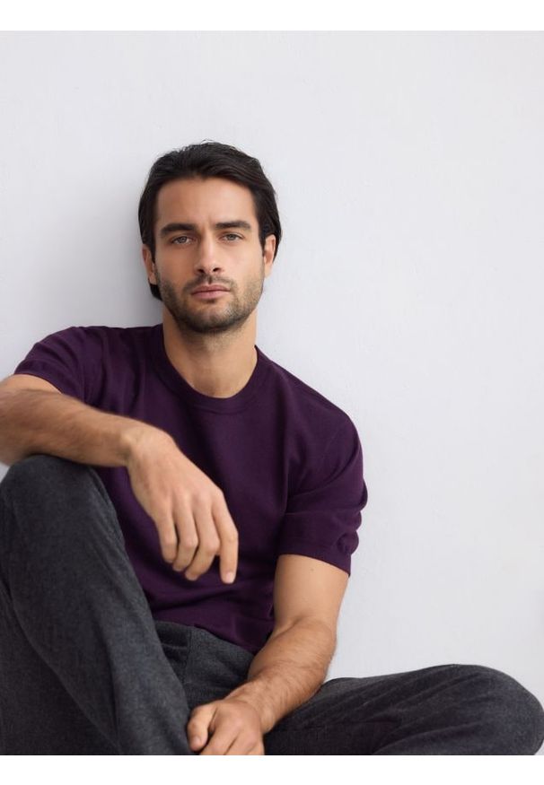 Reserved - Sweter z krótkim rękawem z dodatkiem wełny - ciemnofioletowy. Kolor: fioletowy. Materiał: wełna. Długość rękawa: krótki rękaw. Długość: krótkie