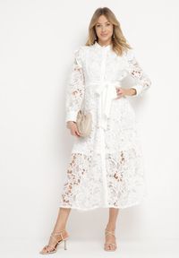 Born2be - Biała Koronkowa Sukienka z Paskiem w Talii i Falbanką Nicasta. Okazja: na co dzień. Typ kołnierza: kołnierzyk stójkowy. Kolor: biały. Materiał: koronka. Długość rękawa: długi rękaw. Typ sukienki: proste. Styl: elegancki, casual #3