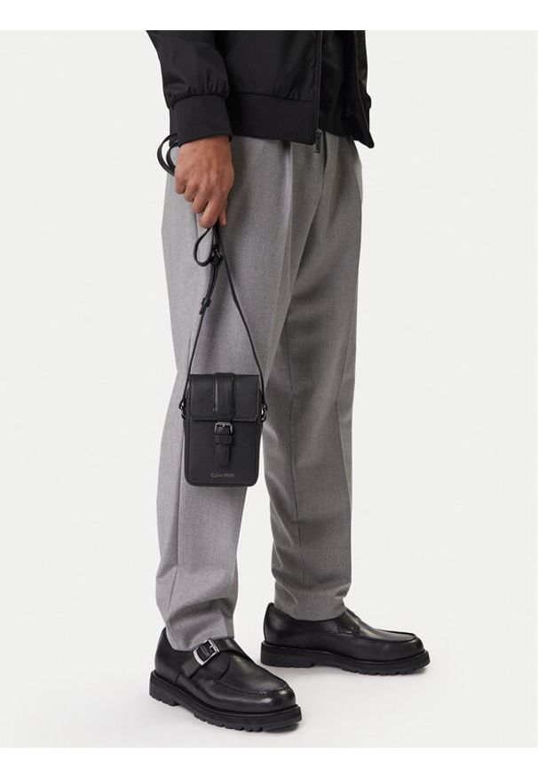 Calvin Klein Saszetka Leather Slim Flap Reporter LV04D3323G Czarny. Kolor: czarny. Materiał: skóra