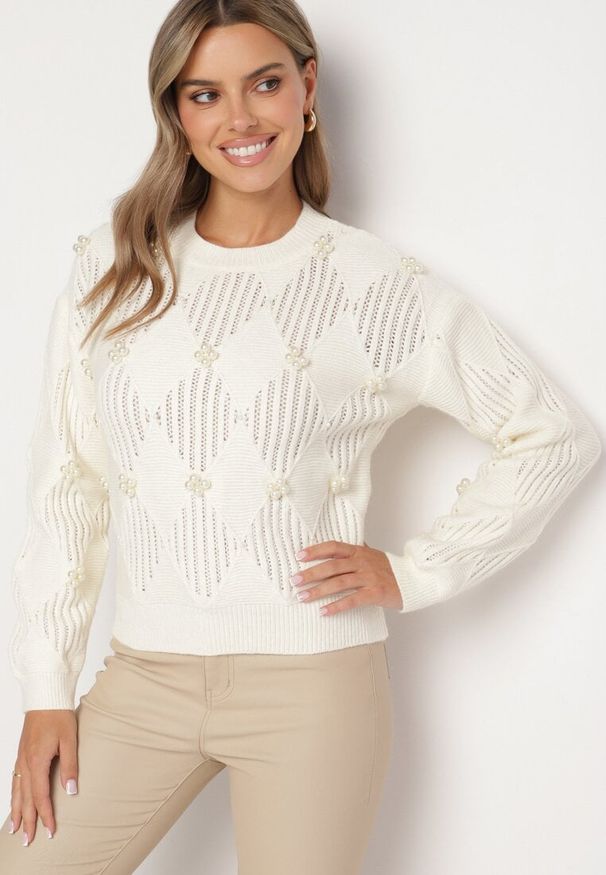 Born2be - Jasnobeżowy Sweter o Klasycznym Kroju Zdobiony Metaliczną Nitką i Perełkami Zinnariti. Okazja: na co dzień. Kolor: beżowy. Materiał: jeans. Długość rękawa: długi rękaw. Długość: długie. Wzór: aplikacja. Styl: klasyczny