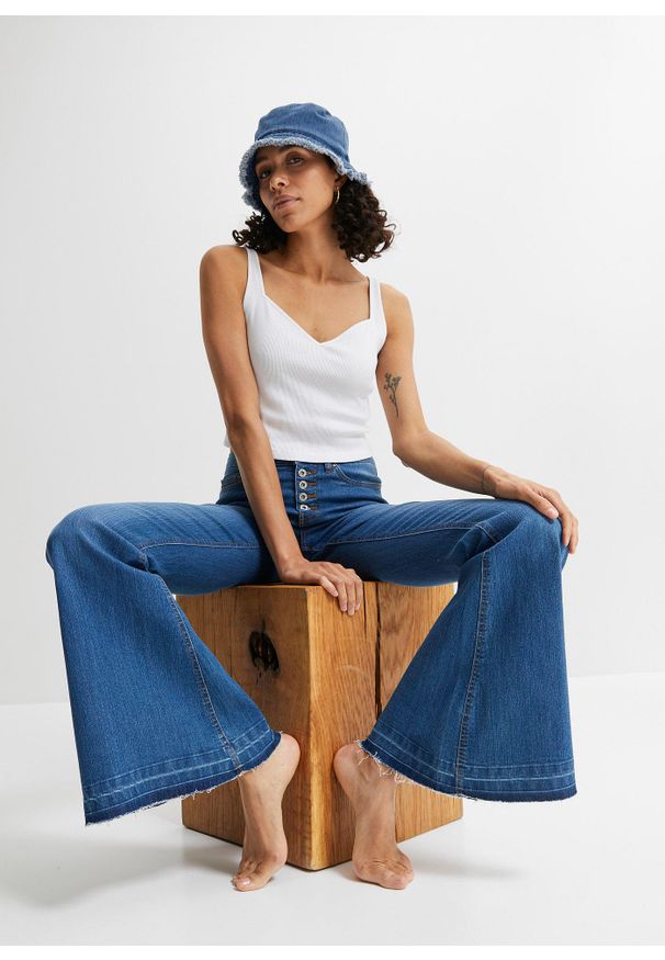 bonprix - Dżinsy dzwony z dołem nogawek bez obszycia. Kolor: niebieski