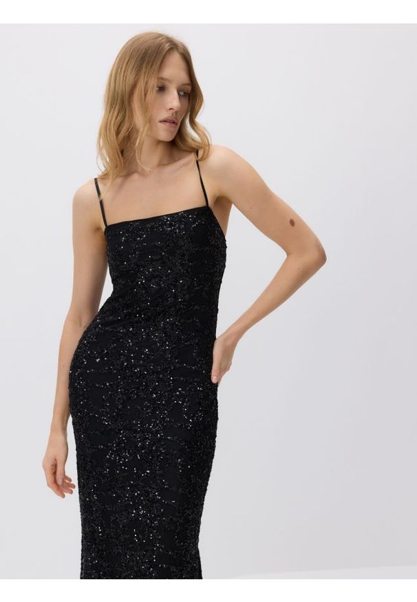Reserved - Sukienka na ramiączkach z cekinami - czarny. Kolor: czarny. Materiał: dzianina. Długość rękawa: na ramiączkach
