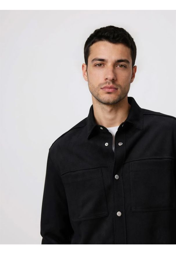 Reserved - Kurtka koszulowa z imitacji zamszu - czarny. Kolor: czarny. Materiał: zamsz