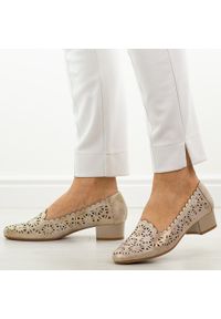 Złote ażurowe czółenka damskie na obcasie M.Daszyński Sa200-1. Nosek buta: okrągły. Kolor: złoty. Szerokość cholewki: normalna. Wzór: ażurowy. Materiał: skóra. Sezon: wiosna, jesień, lato. Obcas: na obcasie. Styl: klasyczny. Wysokość obcasa: niski #1