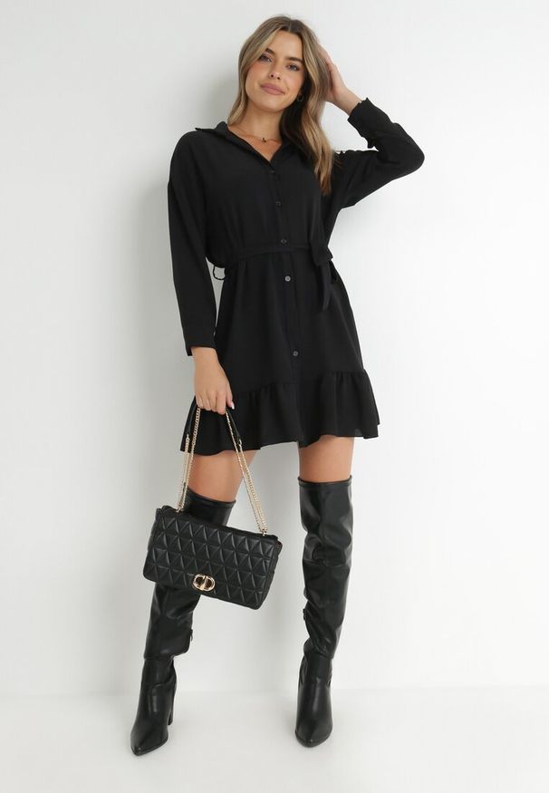 Born2be - Czarna Sukienka Koszulowa z Falbanką i Wiązanym Paskiem Fian. Kolor: czarny. Materiał: materiał. Długość rękawa: długi rękaw. Typ sukienki: koszulowe. Styl: klasyczny. Długość: mini