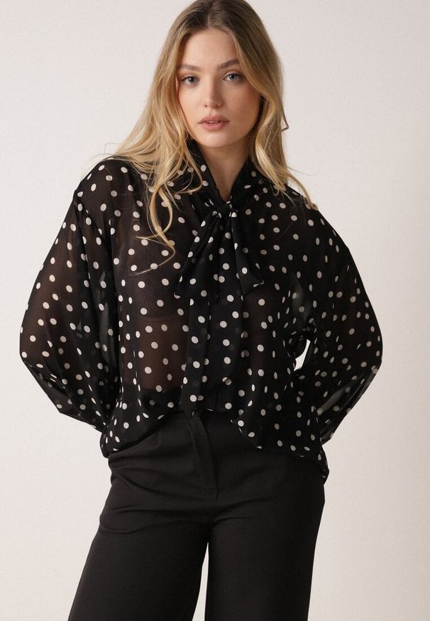 Born2be - Czarna Półtransparentna Koszula w Groszki z Wiązaniem z Wiskozy i Bawełny Iamine. Okazja: na spotkanie biznesowe, do pracy. Kolor: czarny. Materiał: wiskoza, bawełna. Wzór: grochy. Styl: biznesowy, elegancki, klasyczny