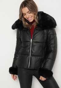 Born2be - Czarna Pikowana Kurtka z Szerokim Kołnierzem z Futerkiem Galerra. Okazja: na spacer, na co dzień. Kolor: czarny. Materiał: futro. Sezon: zima. Styl: casual, elegancki #1