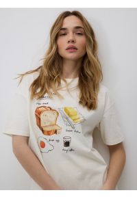 Reserved - T-shirt z nadrukiem - złamana biel. Materiał: bawełna. Wzór: nadruk #1