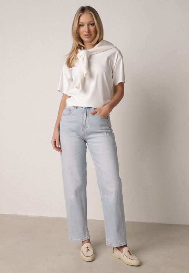 Born2be - Niebieskie Bawełniane Jeansy o Kroju Mom Fit z Wysokim Stanem i Paskiem Pribena. Okazja: na co dzień. Stan: podwyższony. Kolor: niebieski. Styl: casual, klasyczny