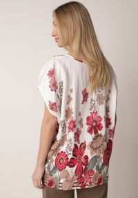Born2be - Czerwona Wiskozowa Bluzka w Kwiaty Talina. Okazja: na co dzień. Kolekcja: plus size. Kolor: czerwony. Materiał: wiskoza. Długość: krótkie. Wzór: kwiaty. Sezon: lato. Styl: casual, klasyczny #5