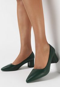 Born2be - Zielone Czółenka Bealuen. Nosek buta: szpiczasty. Kolor: zielony. Wzór: bez wzorów, gładki. Obcas: na obcasie. Styl: klasyczny, elegancki. Wysokość obcasa: średni #1