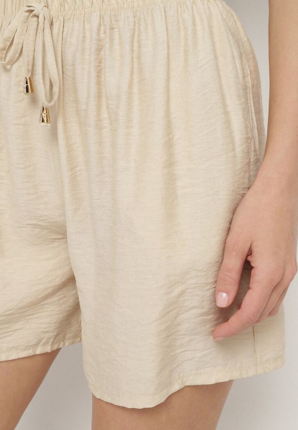 Born2be - Beżowe Bawełniane Szorty z Wysokim Stanem Ozdobione Wiązaniem Filomira. Okazja: na co dzień. Stan: podwyższony. Kolor: beżowy. Materiał: bawełna. Wzór: aplikacja. Styl: casual