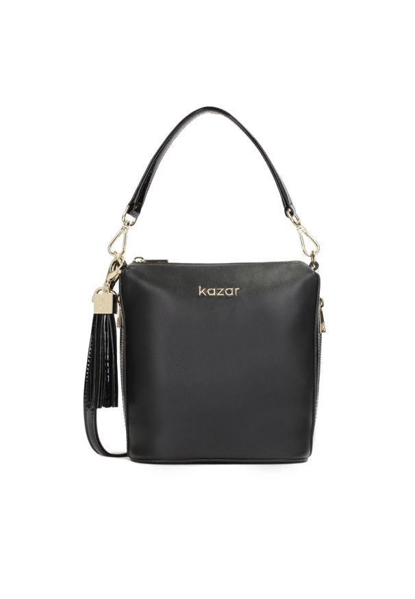 Kazar - Czarna listonoszka na ramię z dwóch rodzajów skór. Kolor: czarny. Dodatki: z breloczkiem. Materiał: lakierowane, skórzane. Styl: elegancki. Rodzaj torebki: na ramię