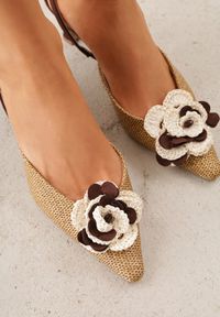 Renee - Brązowe Sandały Slingback na Kaczuszce z Tweedowymi Wstawkami i Kwiatem 3D Zehe. Okazja: na co dzień, na imprezę. Zapięcie: bez zapięcia. Kolor: brązowy. Materiał: jeans, koronka. Wzór: kwiaty. Obcas: na szpilce. Styl: casual, elegancki #3