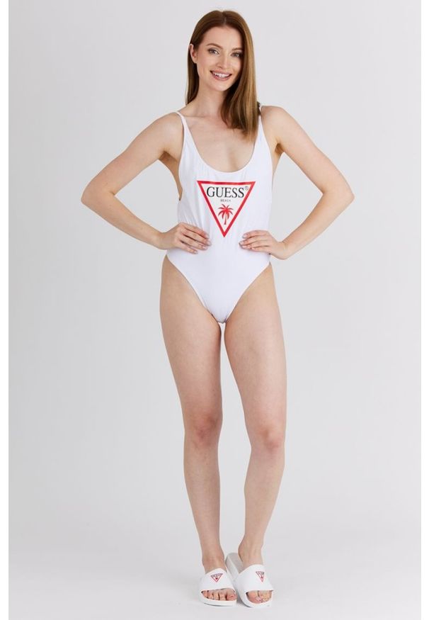Guess - GUESS Biały damski jednoczęściowy strój kąpielowy z trójkątnym logo, Rozmiar XS. Kolor: biały. Materiał: poliamid. Wzór: aplikacja, nadruk