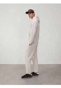 Reserved - Spodnie dresowe regular fit - beżowy. Kolor: beżowy. Materiał: dresówka #1
