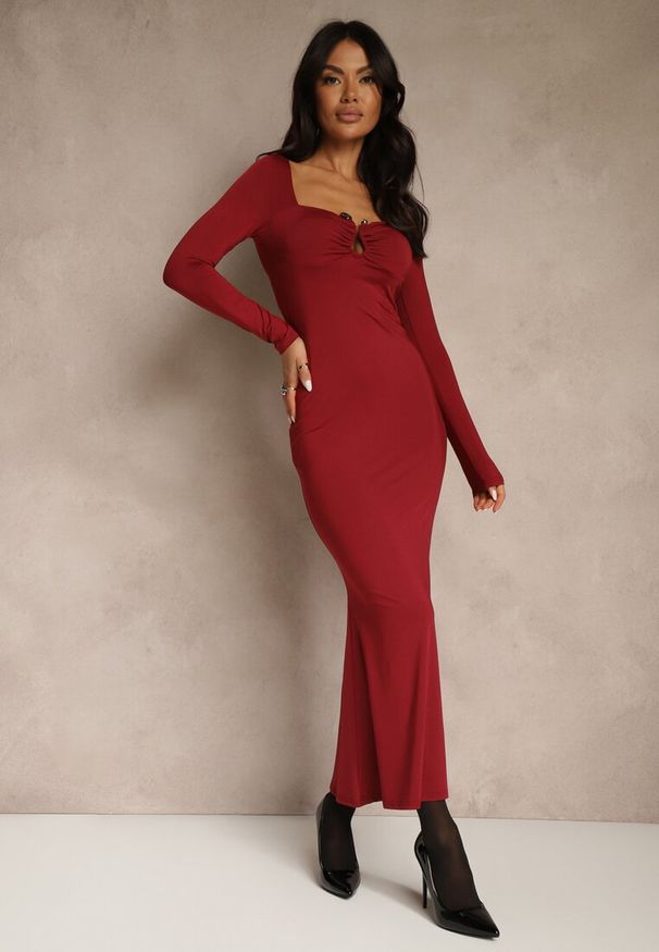 Renee - Bordowa Sukienka Koktajlowa z Wiskozą Ozdobiona Metaliczną Aplikacją Refane. Okazja: na randkę, na imprezę. Kolor: czerwony. Materiał: wiskoza. Wzór: aplikacja. Sezon: lato. Styl: wizytowy