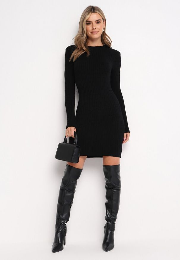 Born2be - Czarna Dzianinowa Sukienka Mini z Ozdobnym Prążkowaniem o Dopasowanym Fasonie Kais. Kolor: czarny. Materiał: dzianina, prążkowany. Długość: mini